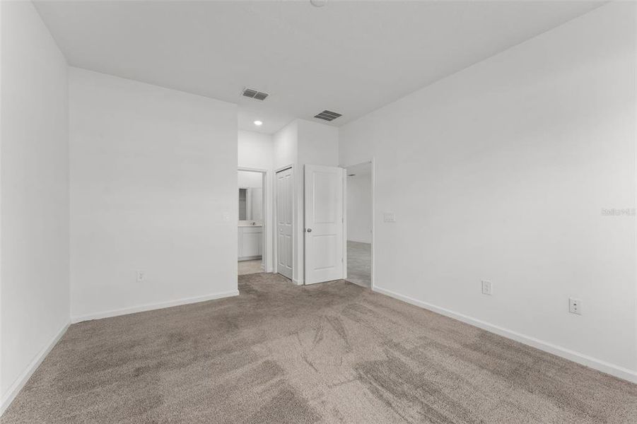 Spacious, unfurnished interior of a new home in Peace Creek Reserve, Winter Haven (Image 35).