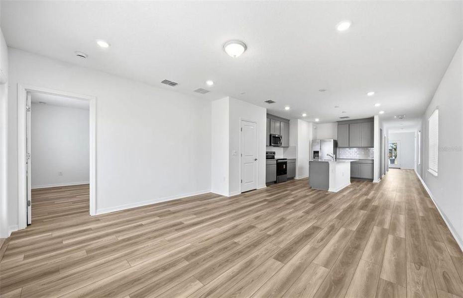 Spacious, unfurnished interior of a new home in Riverwood, Zephyrhills (Image 11).