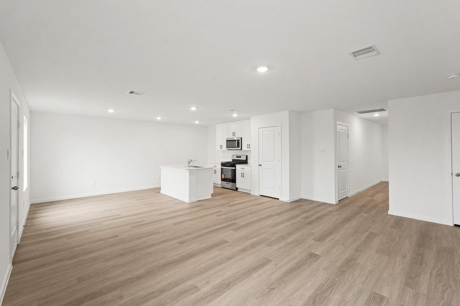 Spacious, unfurnished interior of a new home in Sunterra, Katy (Image 9). Spacious, unfurnished interior of a new home in Sunterra, Katy (Image 9).