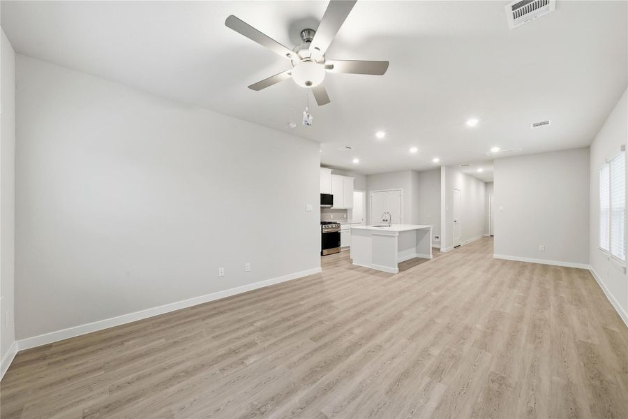 Spacious, unfurnished interior of a new home in Hunters Creek, Baytown (Image 14). Spacious, unfurnished interior of a new home in Hunters Creek, Baytown (Image 14).