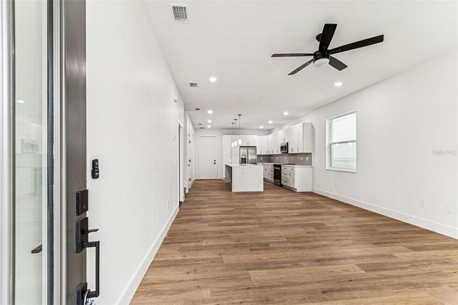 Spacious, unfurnished interior of a new home in , Tampa (Image 21).