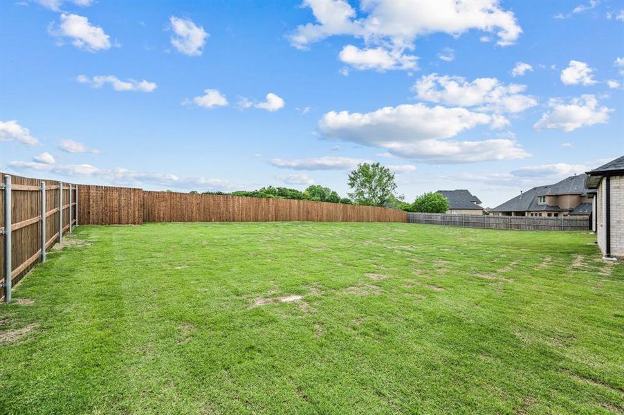 Exterior details and patio area of a home in Highland Oaks, Boyd (Image 29).