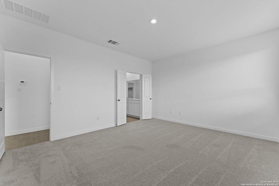 Spacious, unfurnished interior of a new home in Voss Farms, New Braunfels (Image 19).