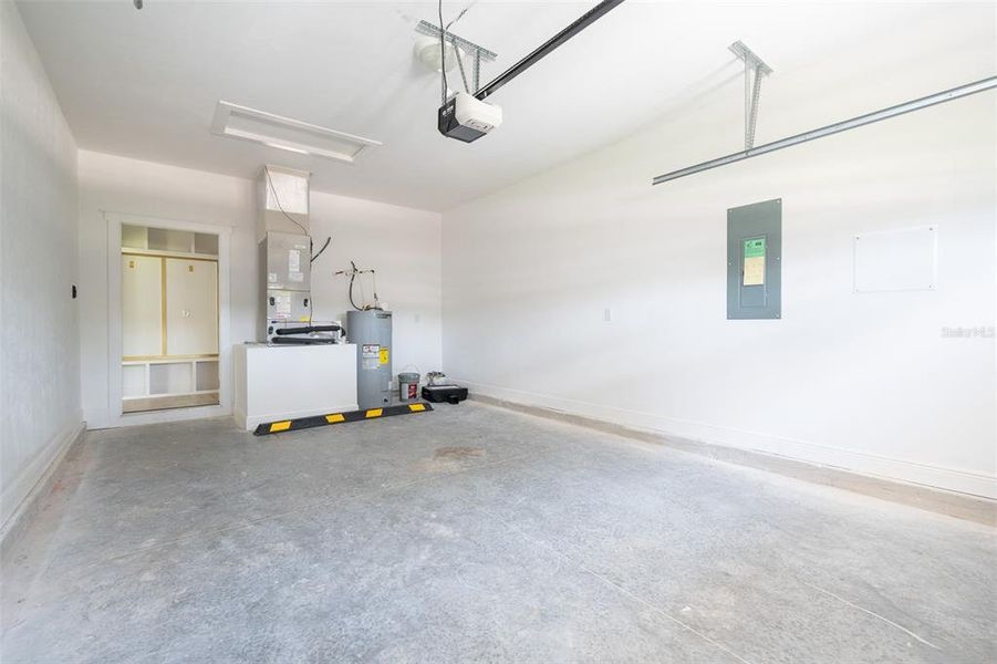 Spacious, unfurnished interior of a new home in , Williston (Image 25).