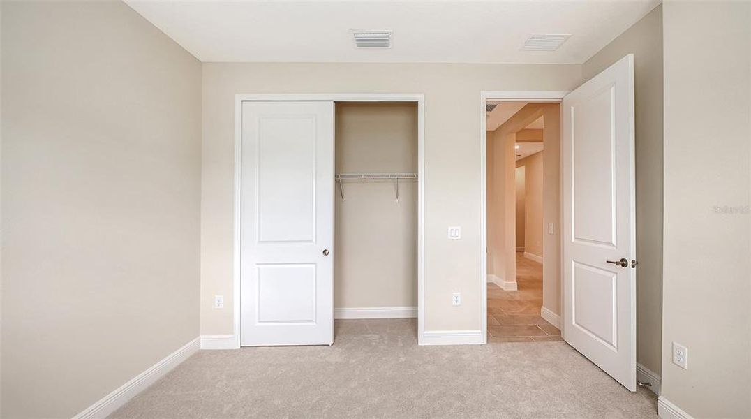 Spacious, unfurnished interior of a new home in Grand Park, Sarasota (Image 27).