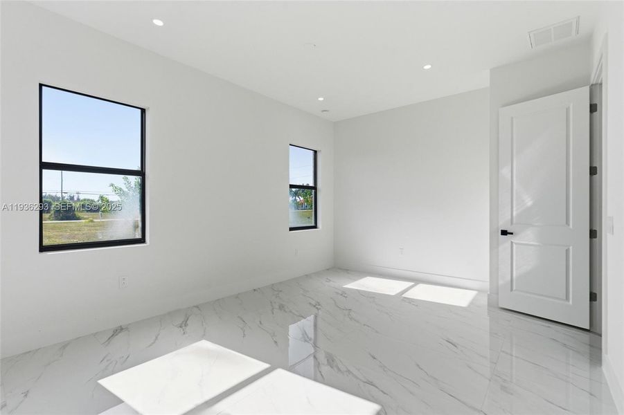 Spacious, unfurnished interior of a new home in , Cape Coral (Image 41).