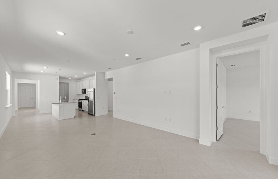 Spacious, unfurnished interior of a new home in Del Webb Oak Creek, North Fort Myers (Image 11).