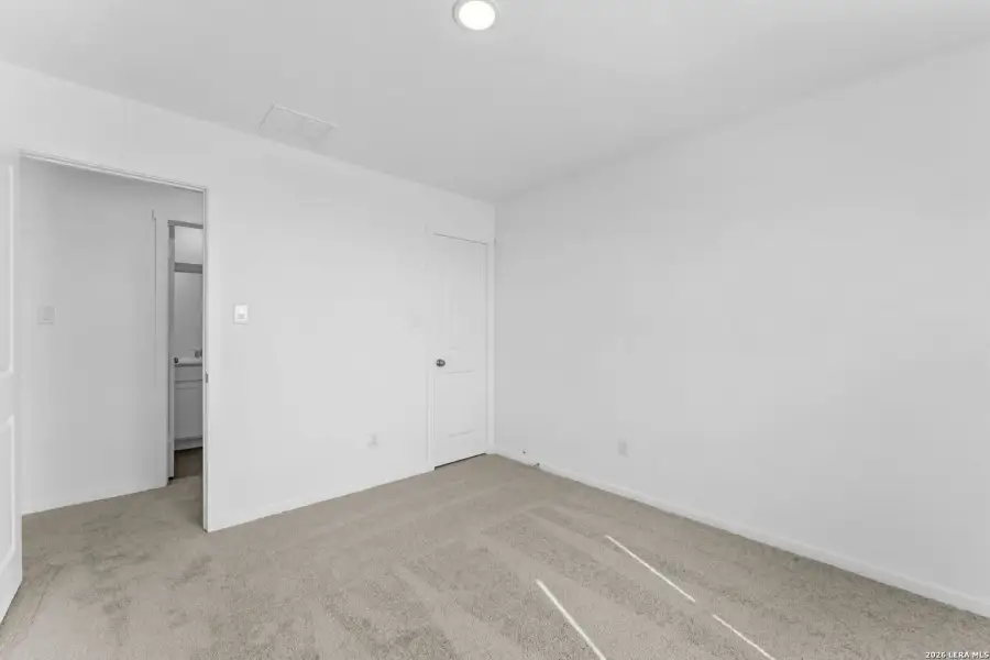 Spacious, unfurnished interior of a new home in Sky Ranch, New Braunfels (Image 15).