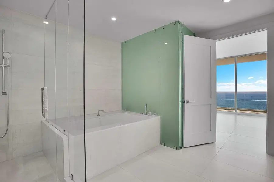 Owner's suite bath