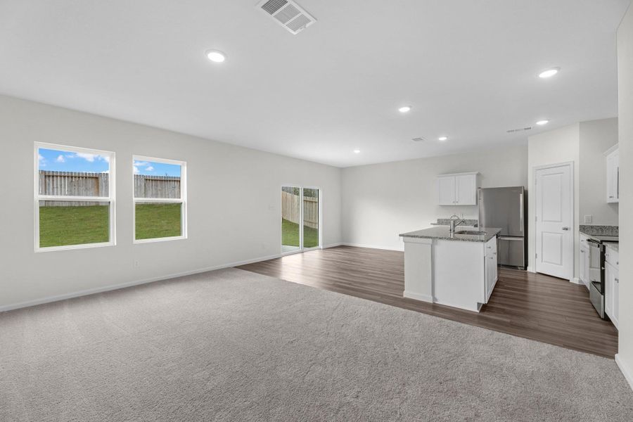 Spacious, unfurnished interior of a new home in Stonebrooke, Conroe (Image 11).