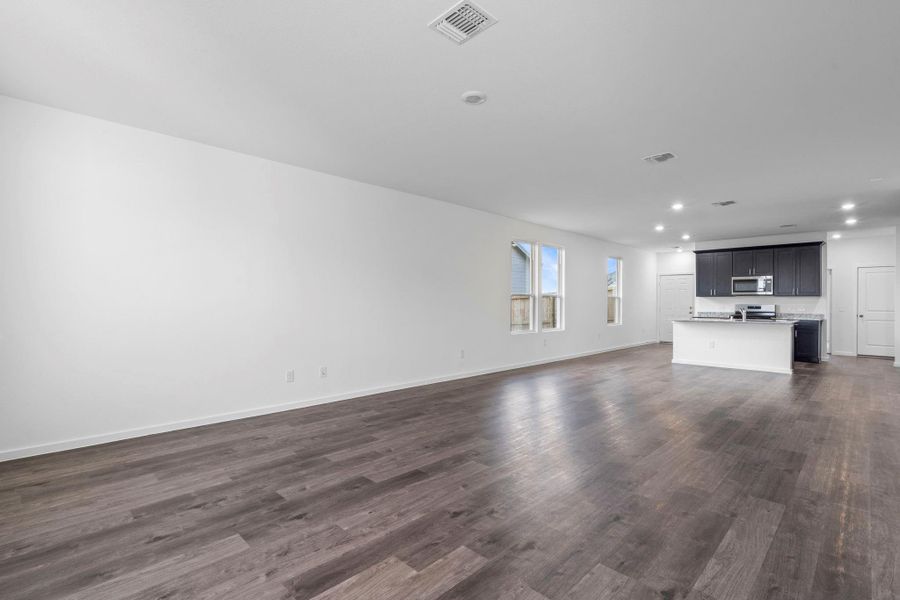 Spacious, unfurnished interior of a new home in Windcress, Baytown (Image 11).