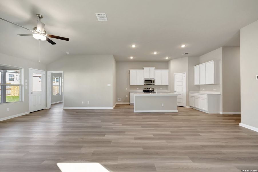 Spacious, unfurnished interior of a new home in Greenspoint Heights, Seguin (Image 28).