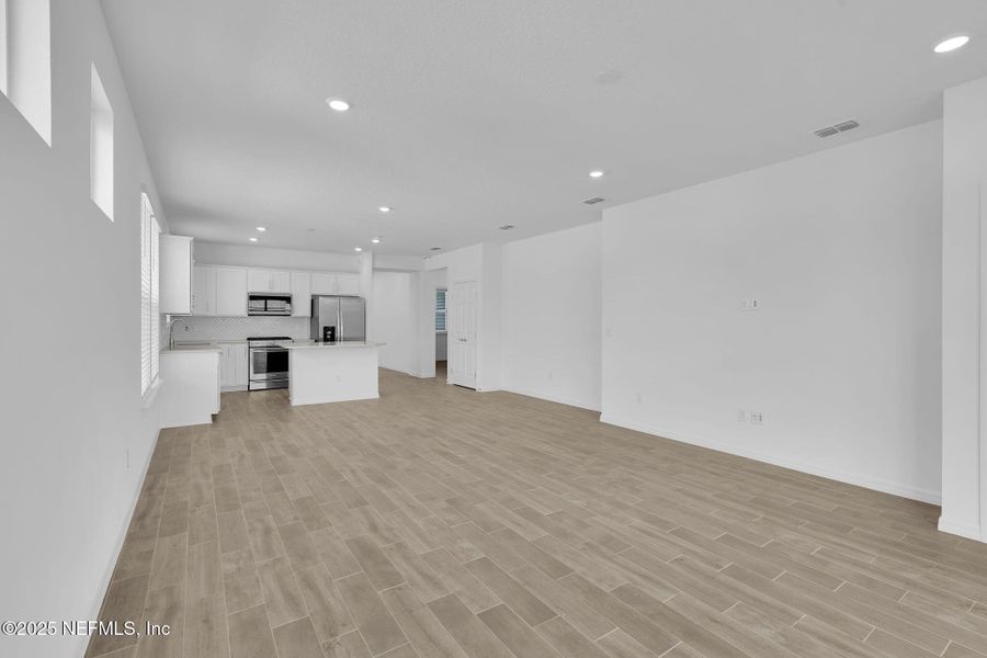 Spacious, unfurnished interior of a new home in , Yulee (Image 24).