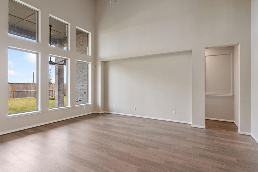 Spacious, unfurnished interior of a new home in Valencia, Manvel (Image 18).