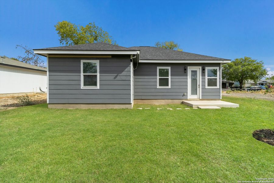 Exterior details and patio area of a home in , San Antonio (Image 16).