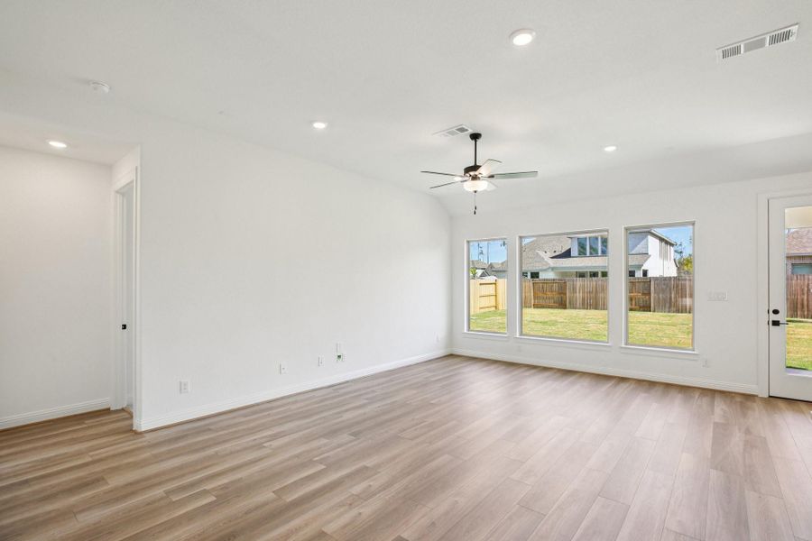Spacious, unfurnished interior of a new home in Evergreen 50', Conroe (Image 25).