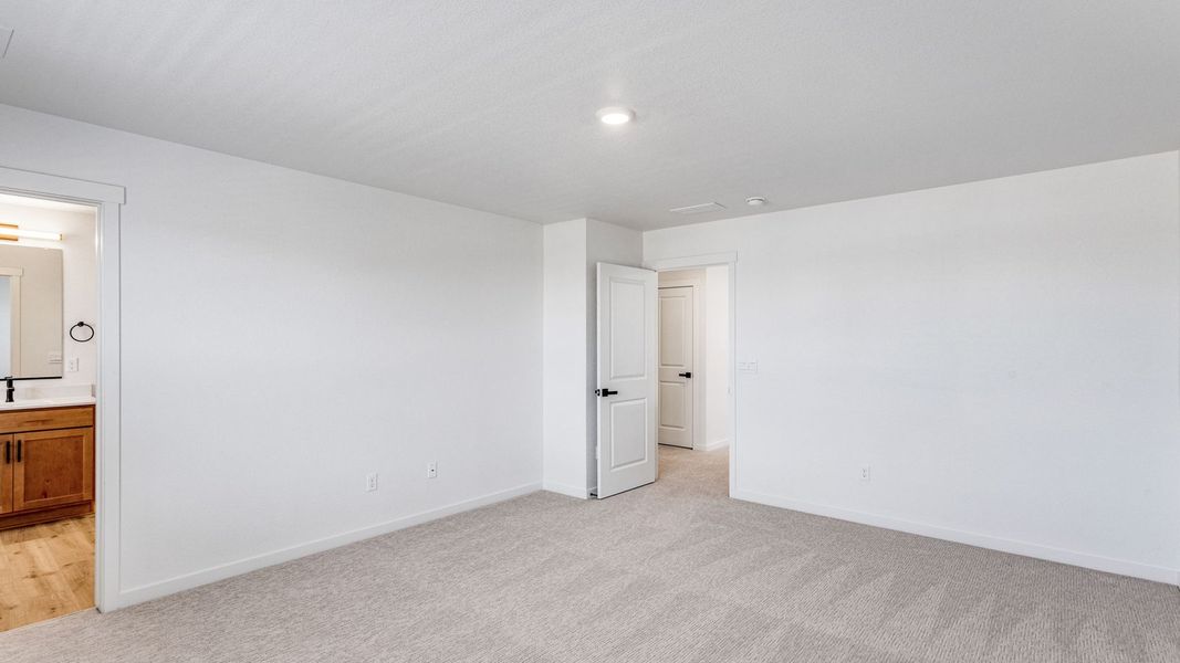 Spacious, unfurnished interior of a new home in Horizon Uptown, Aurora (Image 13).