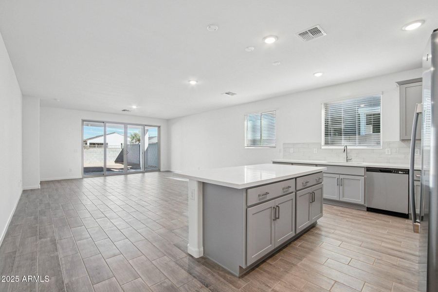 11-web-or-mls-W Tamarisk Ave-S1012-009