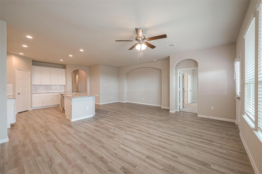 Spacious, unfurnished interior of a new home in Rollingbrook Estates, Baytown (Image 14). Spacious, unfurnished interior of a new home in Rollingbrook Estates, Baytown (Image 14).