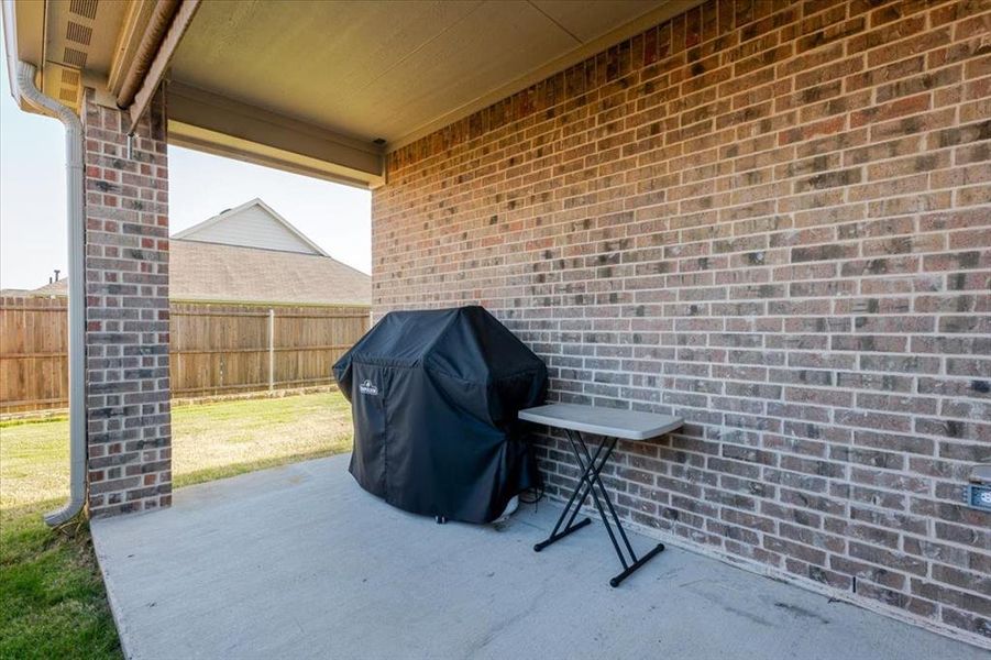 Exterior details and patio area of a home in Azle Grove, Azle (Image 3).