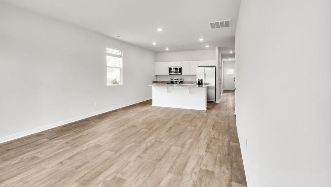 Spacious, unfurnished interior of a new home in Eagle Creek, Bolivia (Image 18).