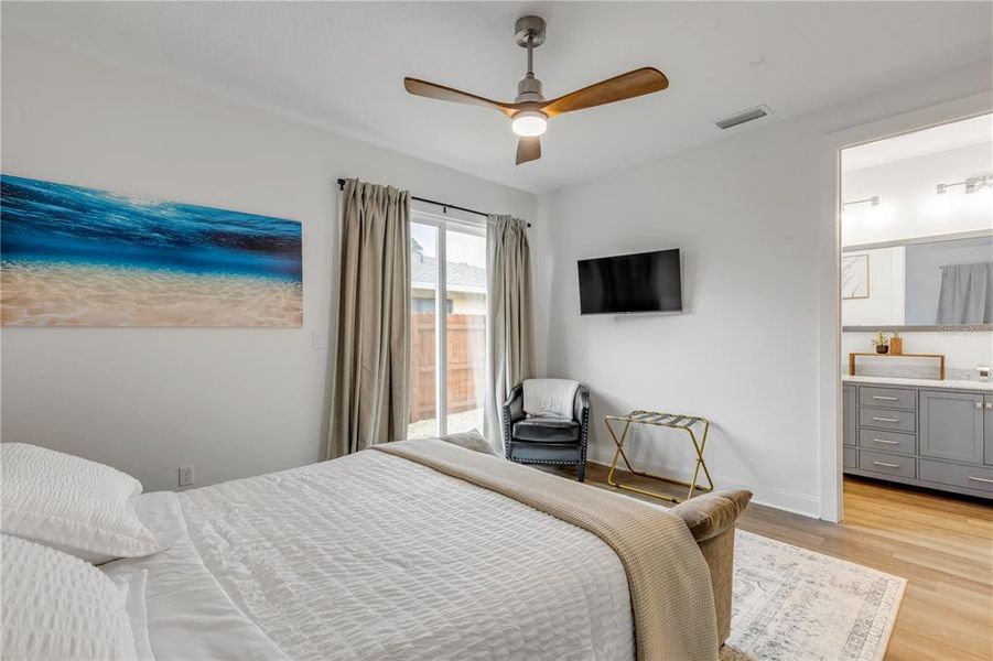 Furnished interior view inside a new home in , Edgewater (Image 38).