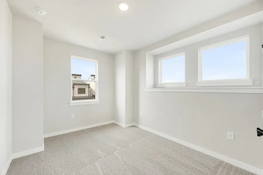 Spacious, unfurnished interior of a new home in Ten Mile Creek, Celina (Image 41).