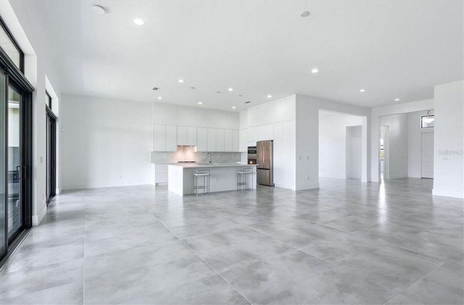 Spacious, unfurnished interior of a new home in , Sarasota (Image 24).