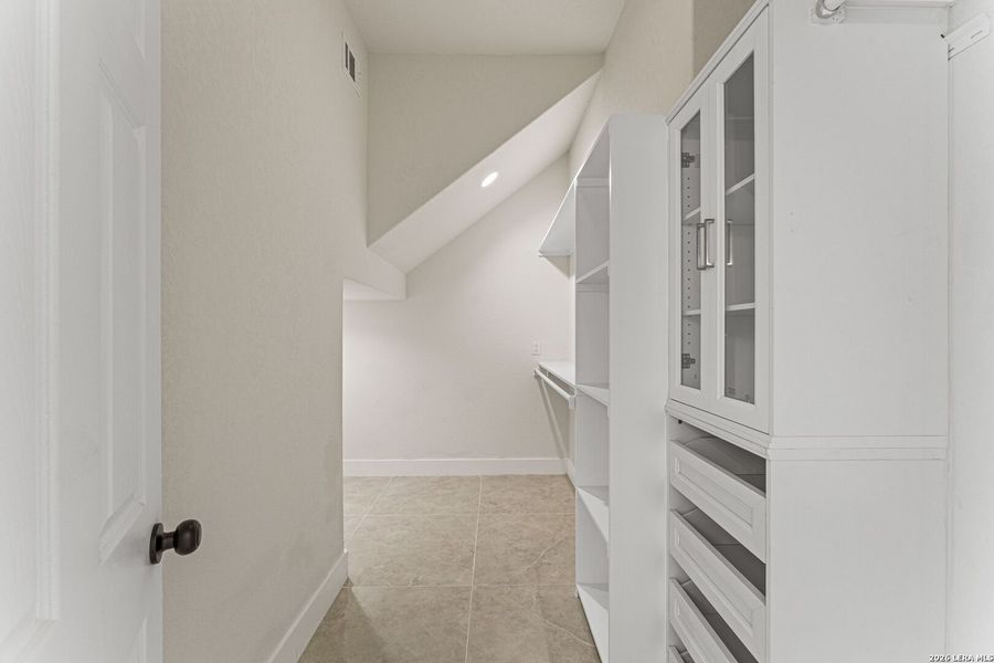 Spacious, unfurnished interior of a new home in , Selma (Image 26).