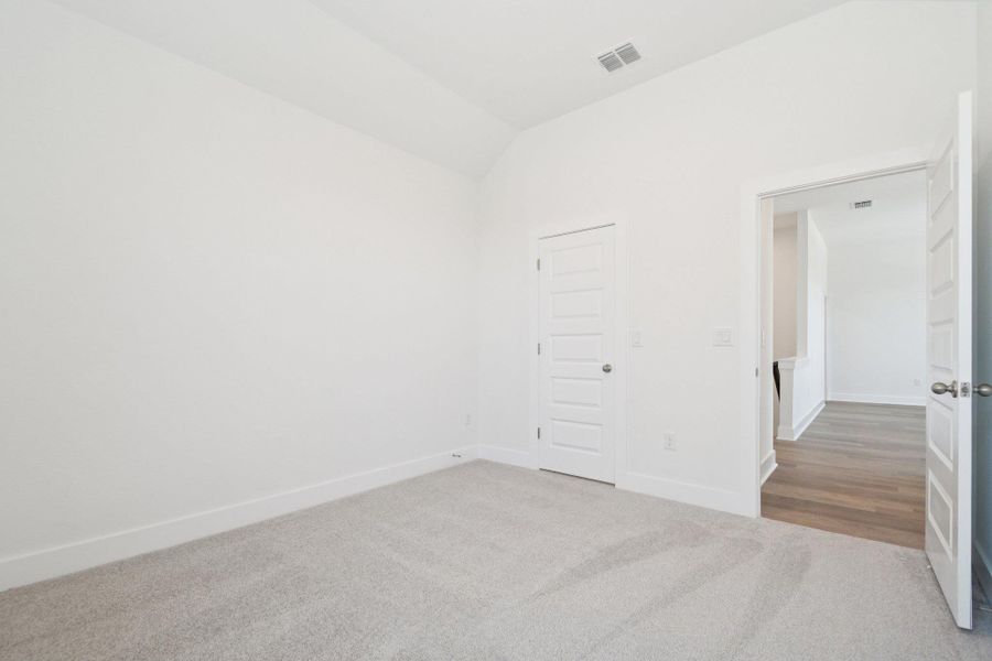 Spacious, unfurnished interior of a new home in Persimmon, Buda (Image 27).