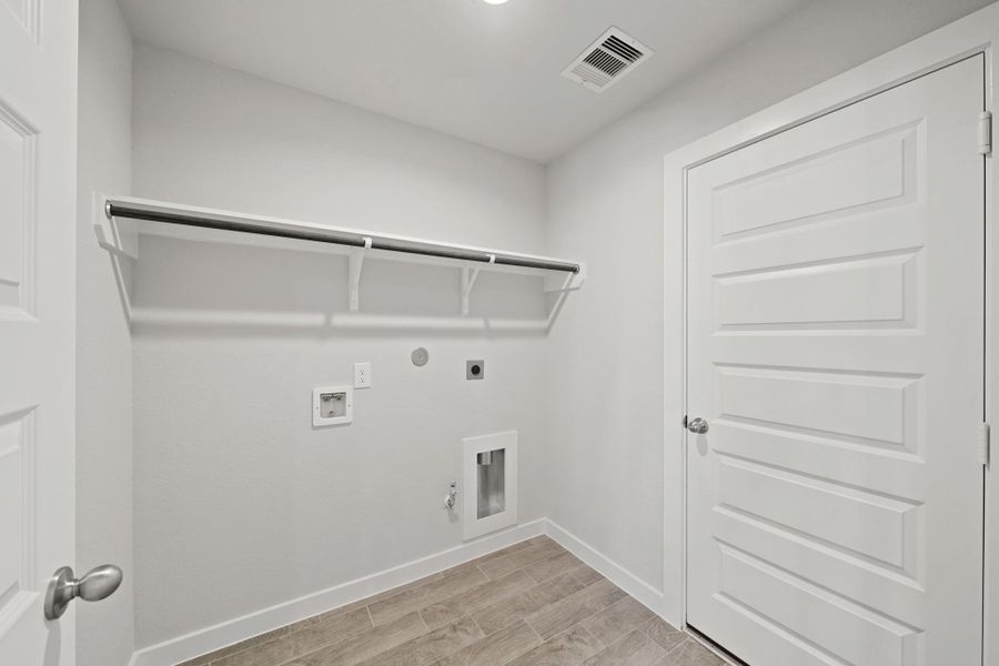 Spacious, unfurnished interior of a new home in Briarwood Crossing, Rosenberg (Image 8).