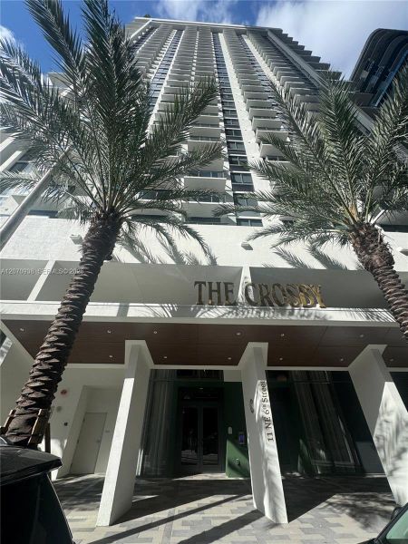 Condo located in Miami, FL showcasing its design and architecture (Image 3).