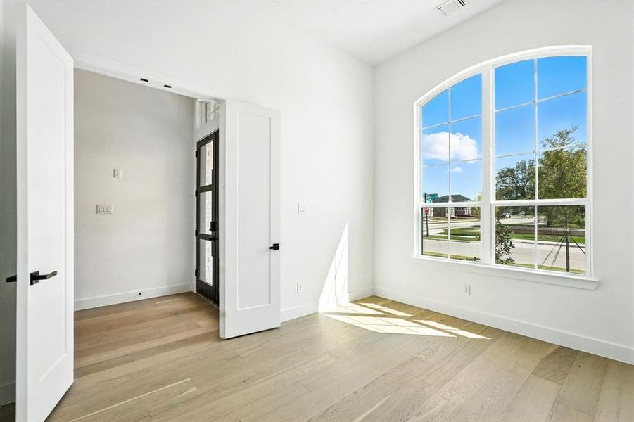 Spacious, unfurnished interior of a new home in Saddle Star Estates, Rockwall (Image 19).