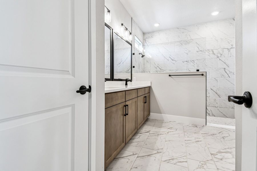 The Ambrosia - Owner's Bath