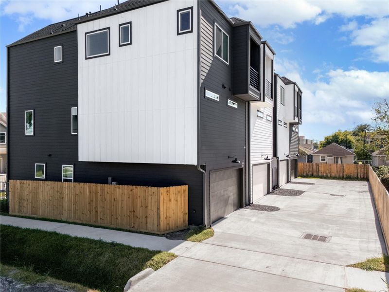 Wide shared driveway community! Wide shared driveway community!