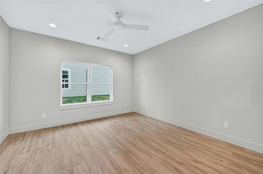 Spacious, unfurnished interior of a new home in , Sherman (Image 17).