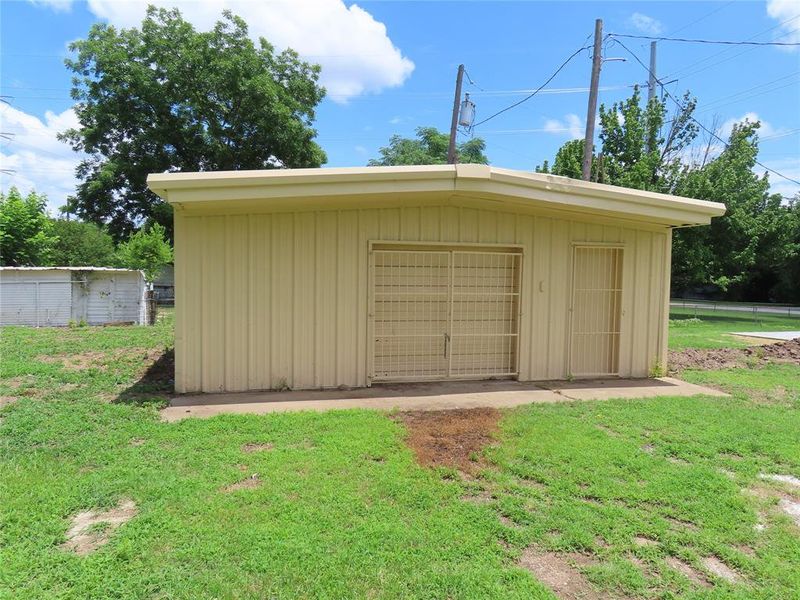 Exterior details and patio area of a home in , Wills Point (Image 17).