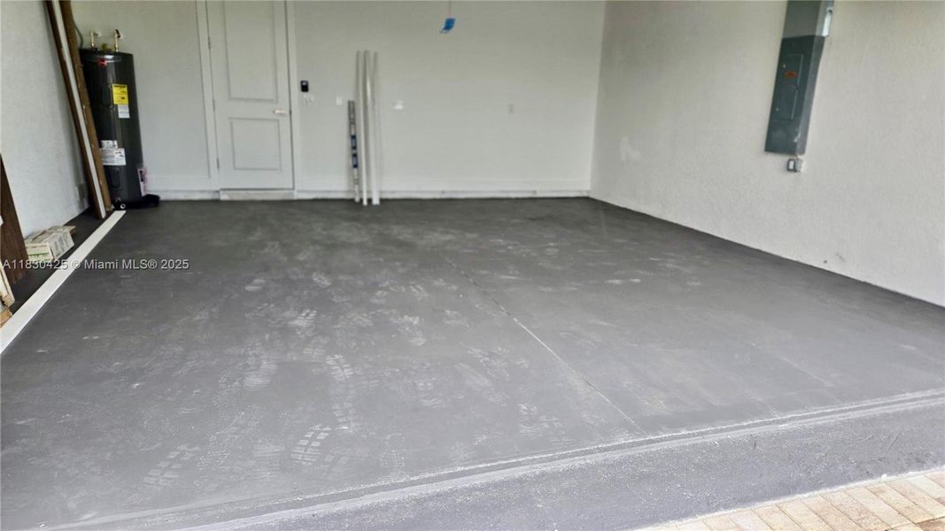 Spacious, unfurnished interior of a new home in , Cape Coral (Image 29).