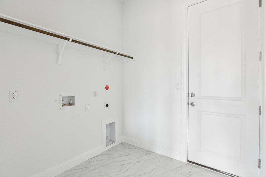 Spacious, unfurnished interior of a new home in Persimmon, Buda (Image 17).