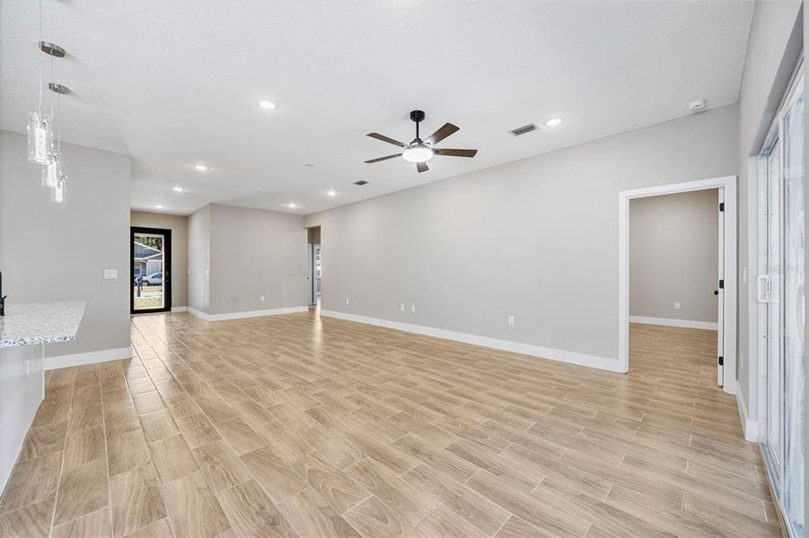 Spacious, unfurnished interior of a new home in , Tampa (Image 22).
