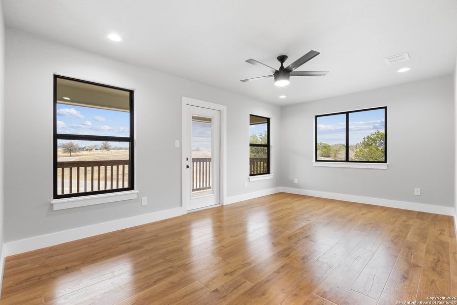 Spacious, unfurnished interior of a new home in , Bandera (Image 19).