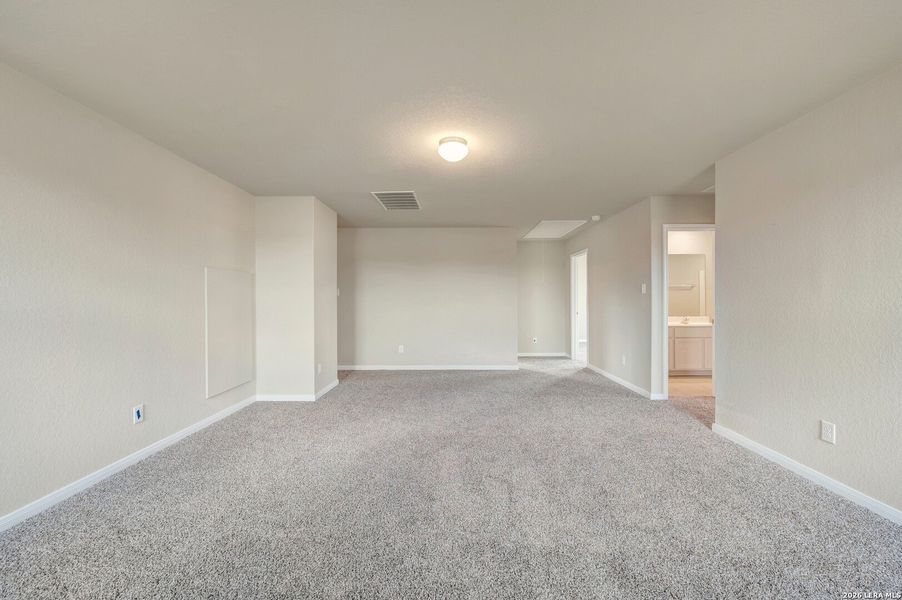 Spacious, unfurnished interior of a new home in Agave, San Antonio (Image 14).
