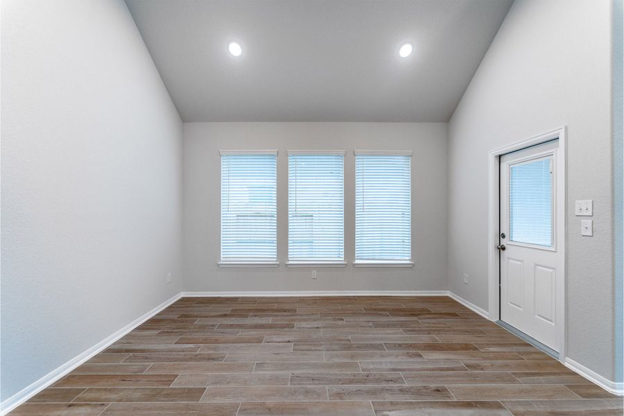 Spacious, unfurnished interior of a new home in Canterra Creek, Rosharon (Image 20).