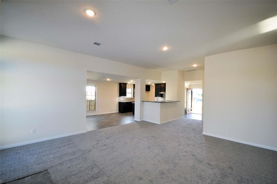 Spacious, unfurnished interior of a new home in Pedregal, League City (Image 19).