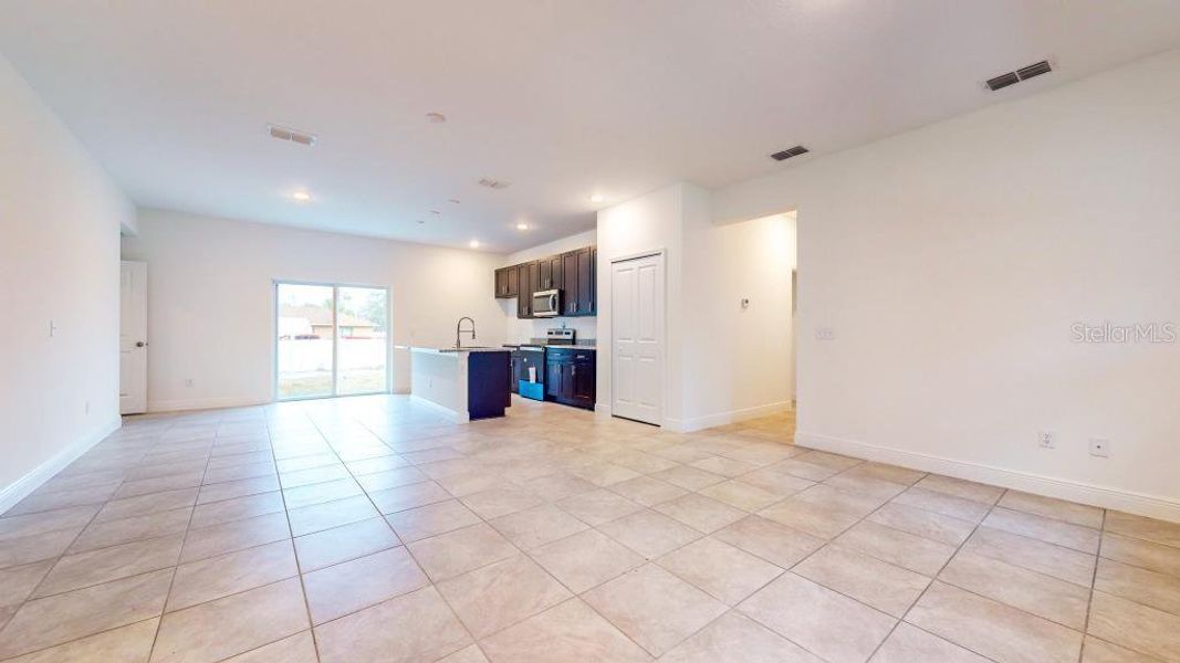 Spacious, unfurnished interior of a new home in , Dunnellon (Image 13).