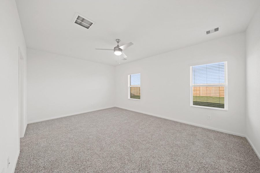 Spacious, unfurnished interior of a new home in Sunterra Lakes, Katy (Image 11).