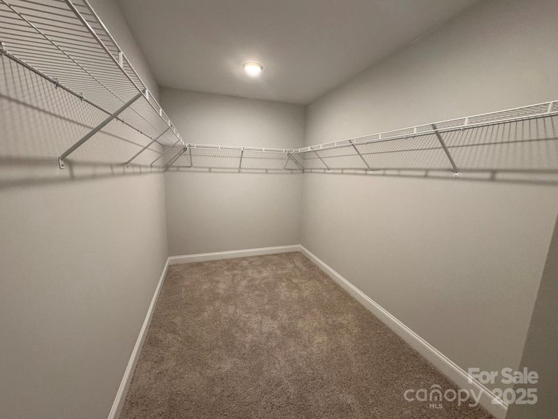 Spacious, unfurnished interior of a new home in Harrisburg Village, Harrisburg (Image 7).