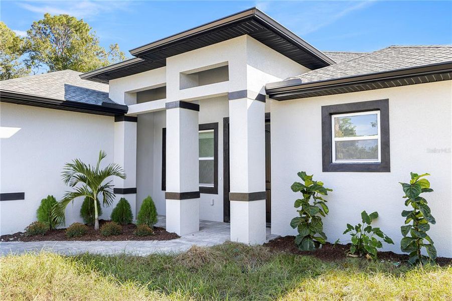 Exterior details and patio area of a home in , Port Charlotte (Image 4).