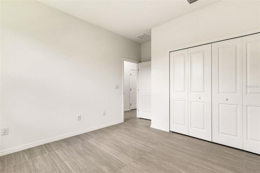 Spacious, unfurnished interior of a new home in , Tampa (Image 43).