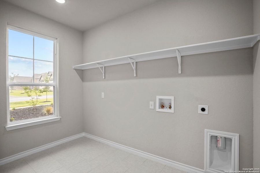 Spacious, unfurnished interior of a new home in Potranco Oaks, Castroville (Image 39).